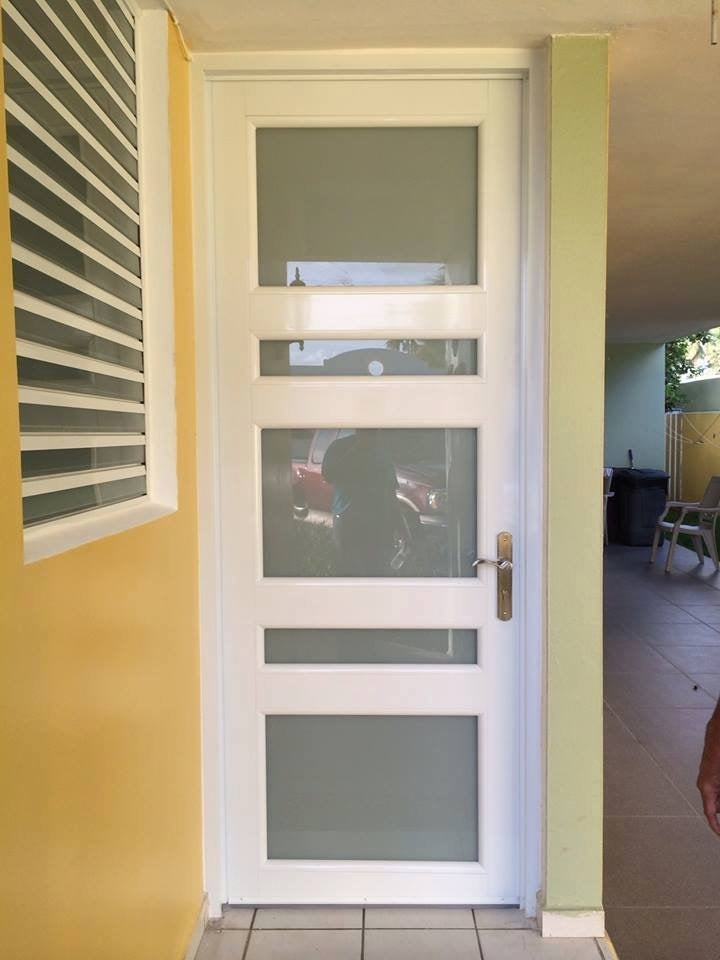 Puerta con Diseño Blanca Heavy y cerradura de cajuela Instalada